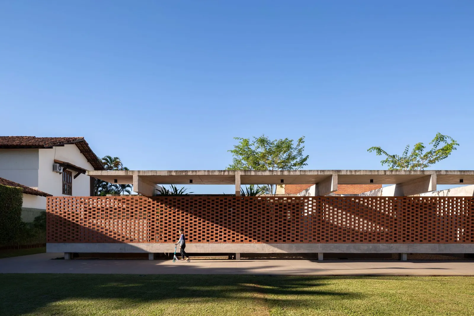 Lima House / BLOCO Arquitetos в Бразилиа: одноуровневый дом на участке в Lago Sul