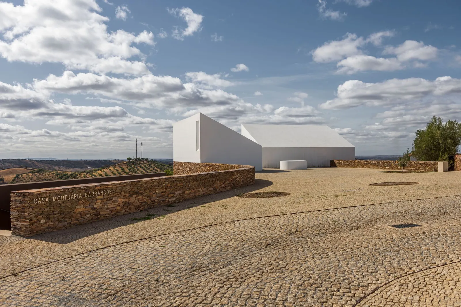 Barrancos Mortuary / Mesa Atelier