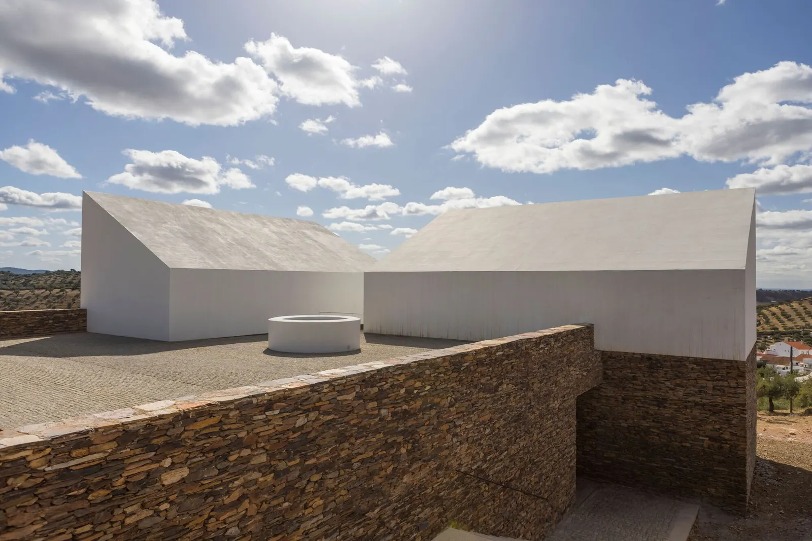Barrancos Mortuary / Mesa Atelier