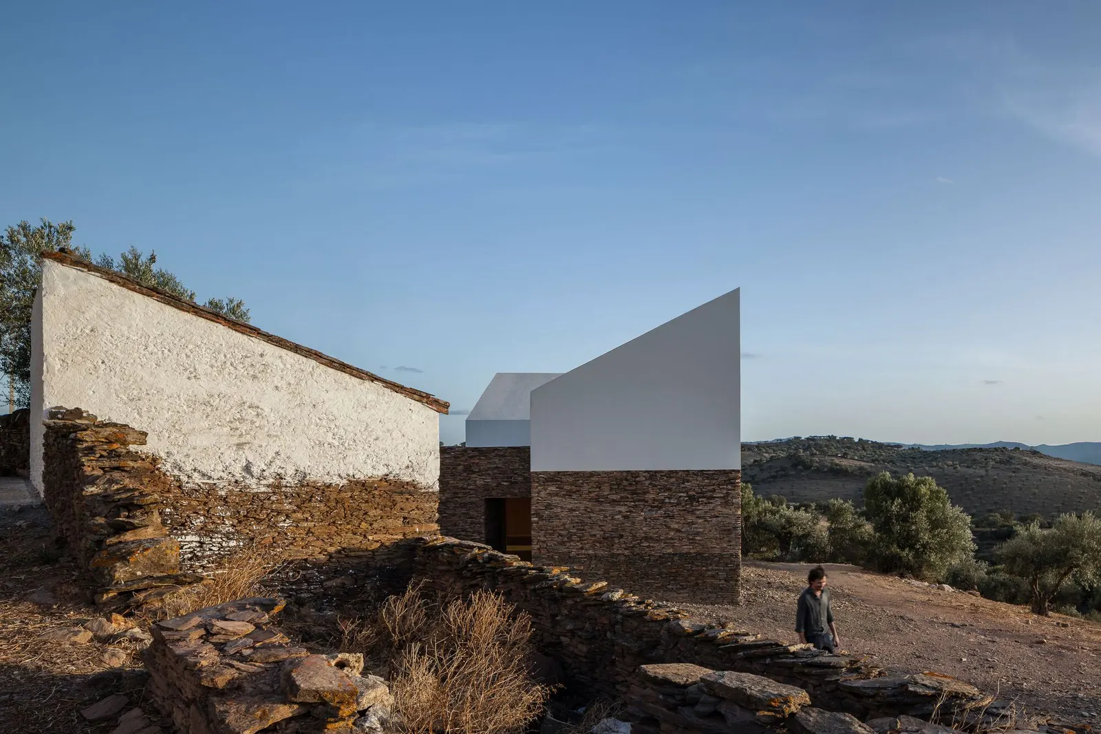 Barrancos Mortuary / Mesa Atelier