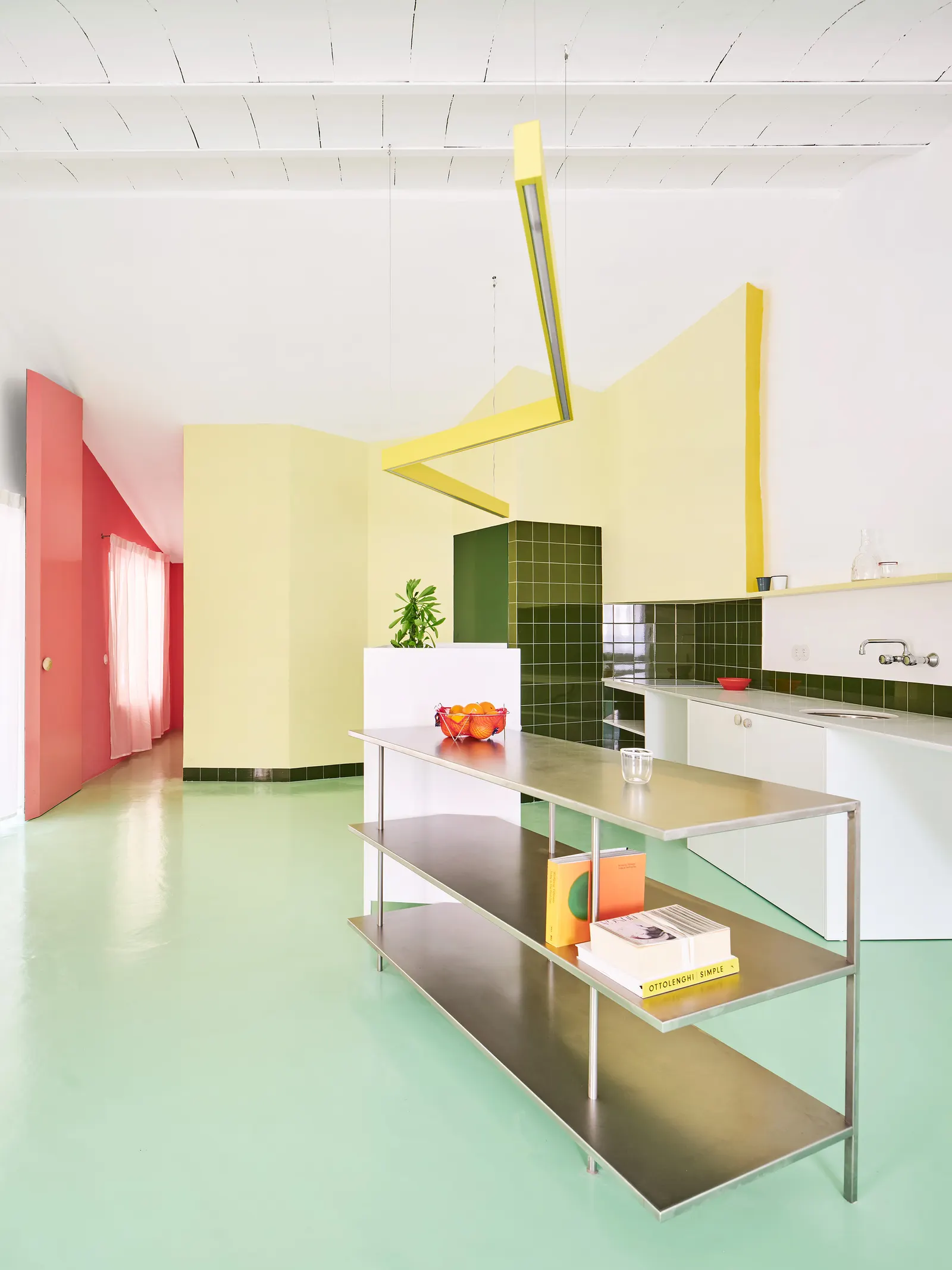 Relámpago House / h3o architects: свет как организующий элемент в доме с двускатной кровлей