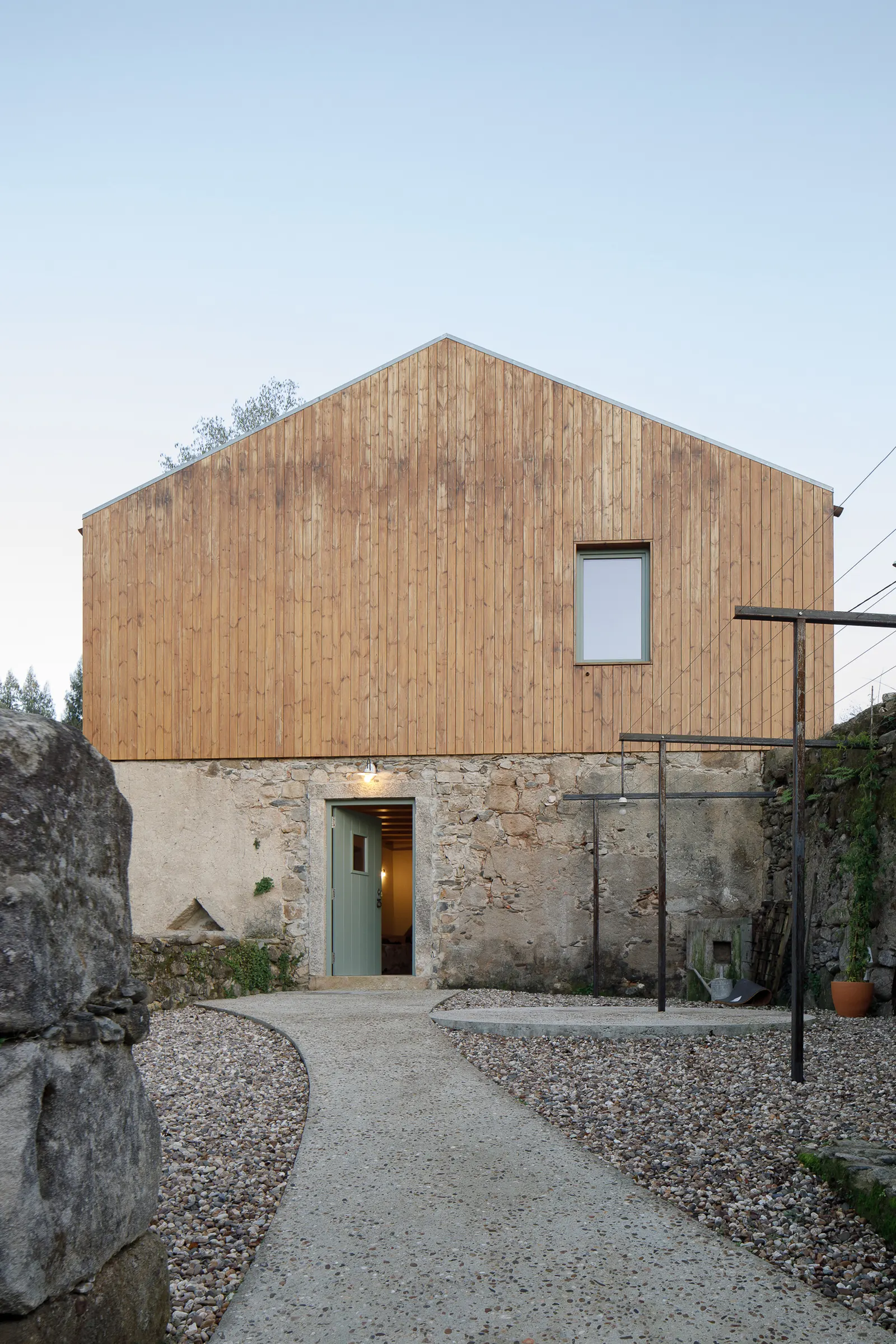 Cereal Interpretation Center / há.atelier — адаптивная реконструкция в сельском контексте Португалии