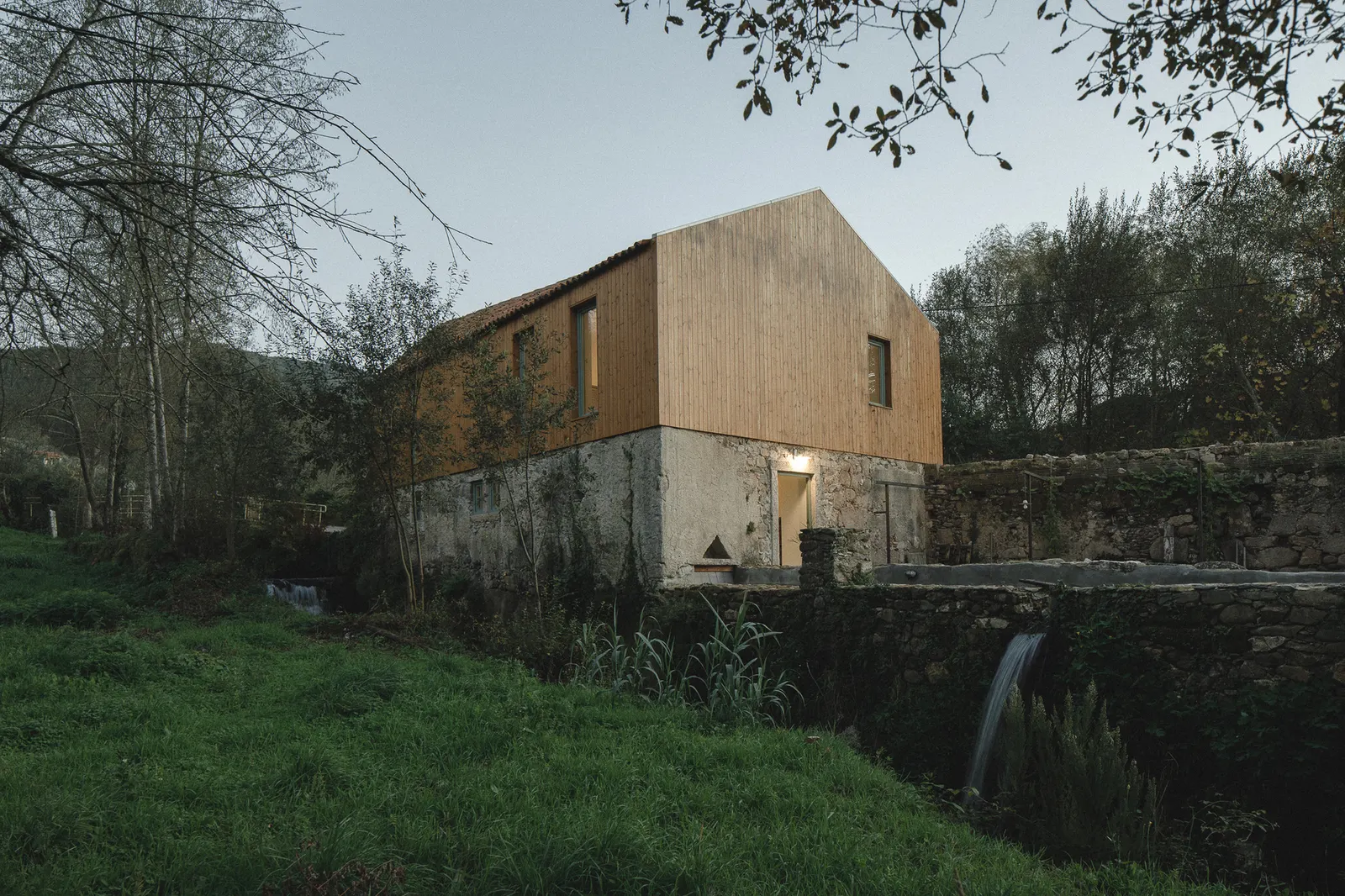 Cereal Interpretation Center / há.atelier — адаптивная реконструкция в сельском контексте Португалии