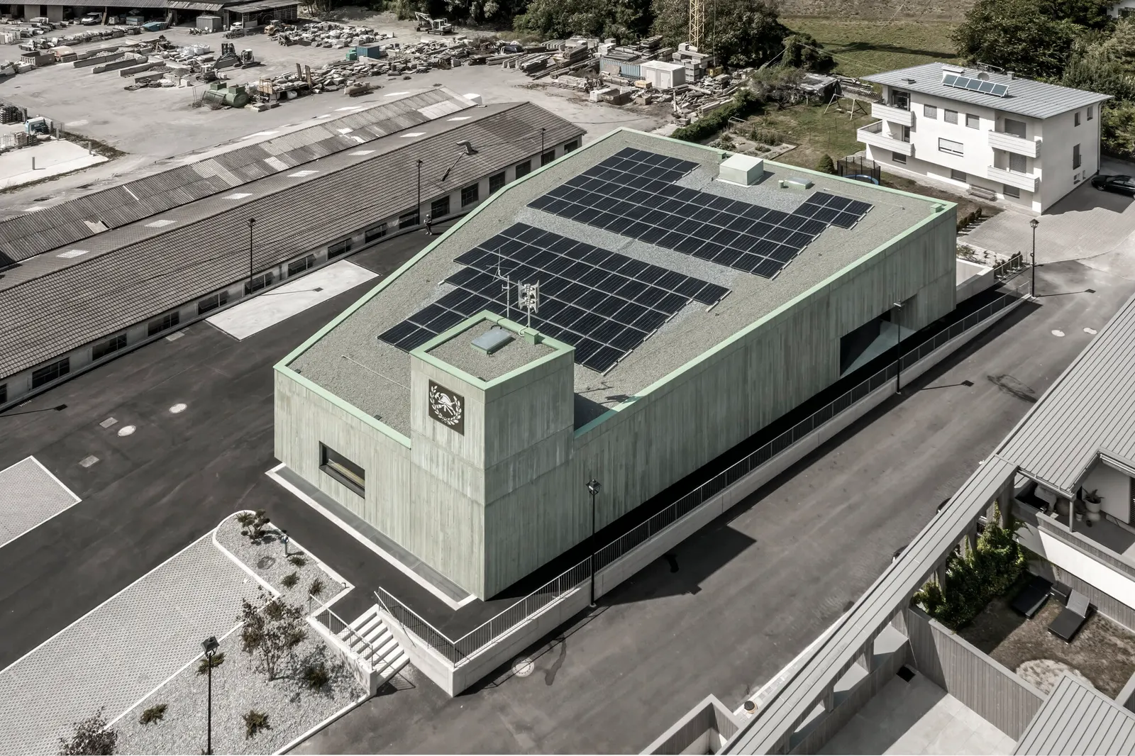 Центр гражданской защиты в Орисе / Roland Baldi Architects