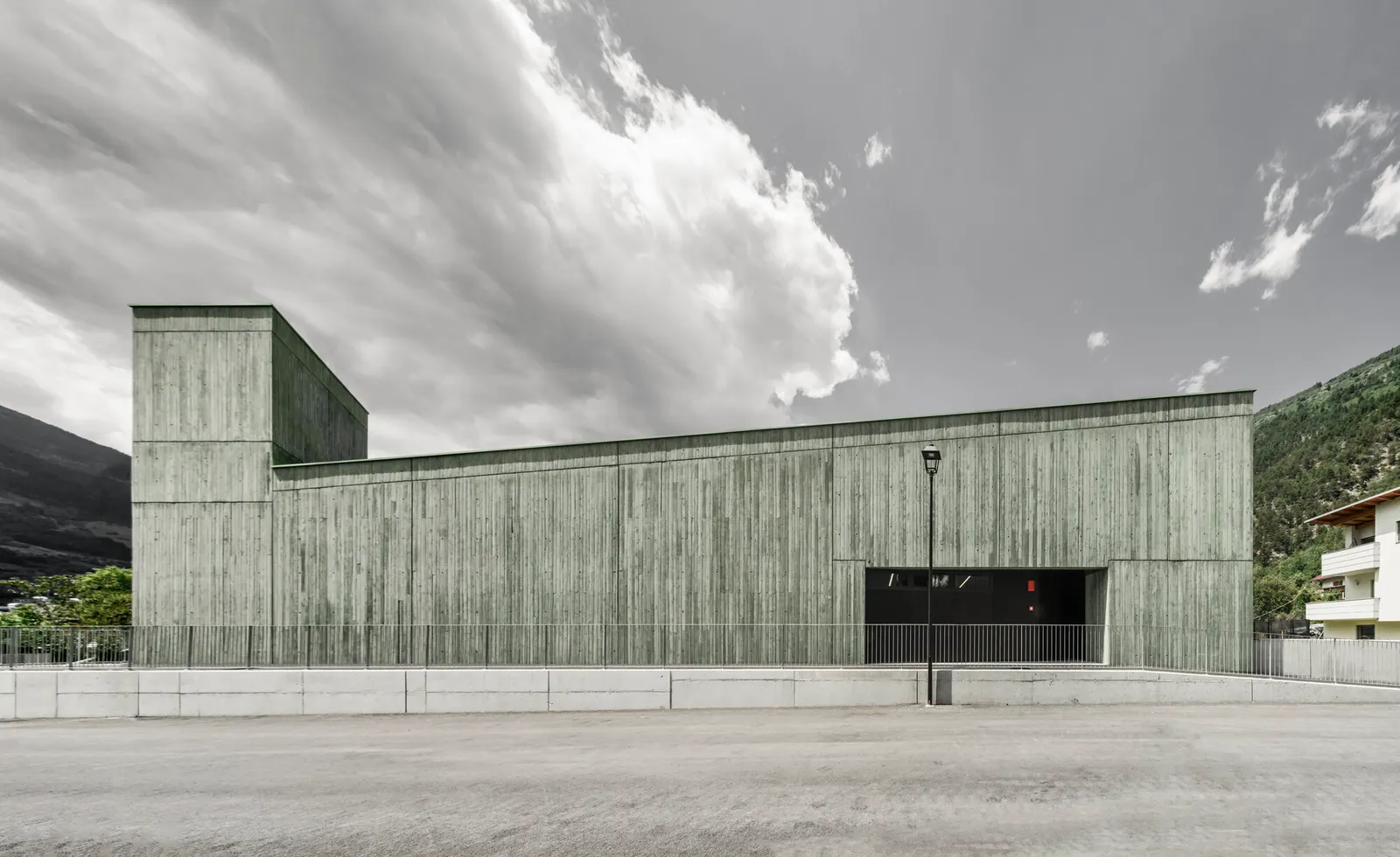 Центр гражданской защиты в Орисе / Roland Baldi Architects