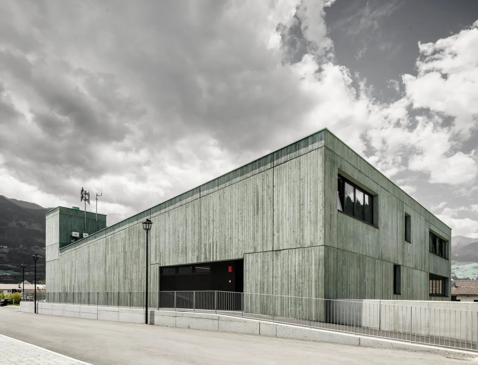 Центр гражданской защиты в Орисе / Roland Baldi Architects