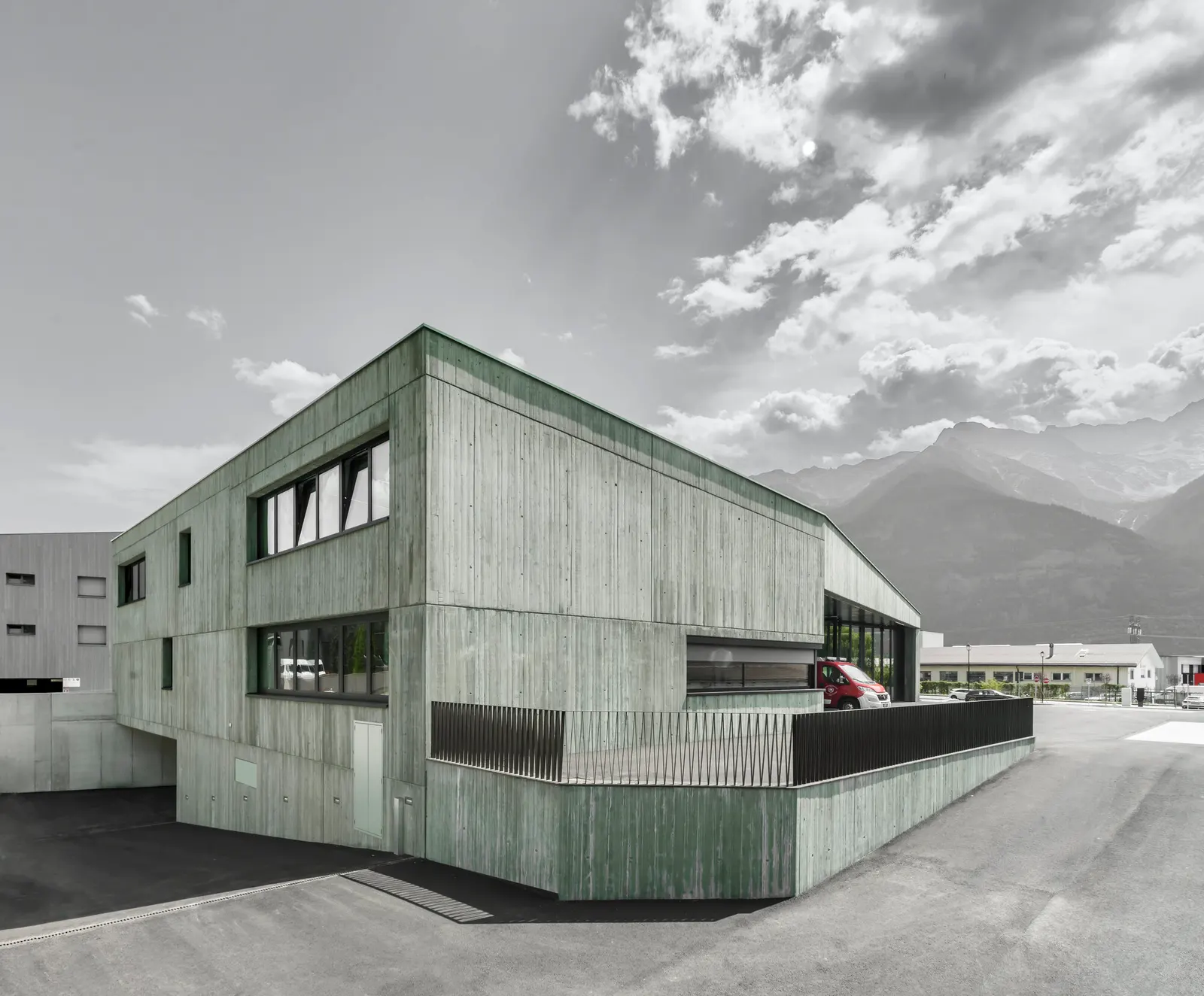 Центр гражданской защиты в Орисе / Roland Baldi Architects
