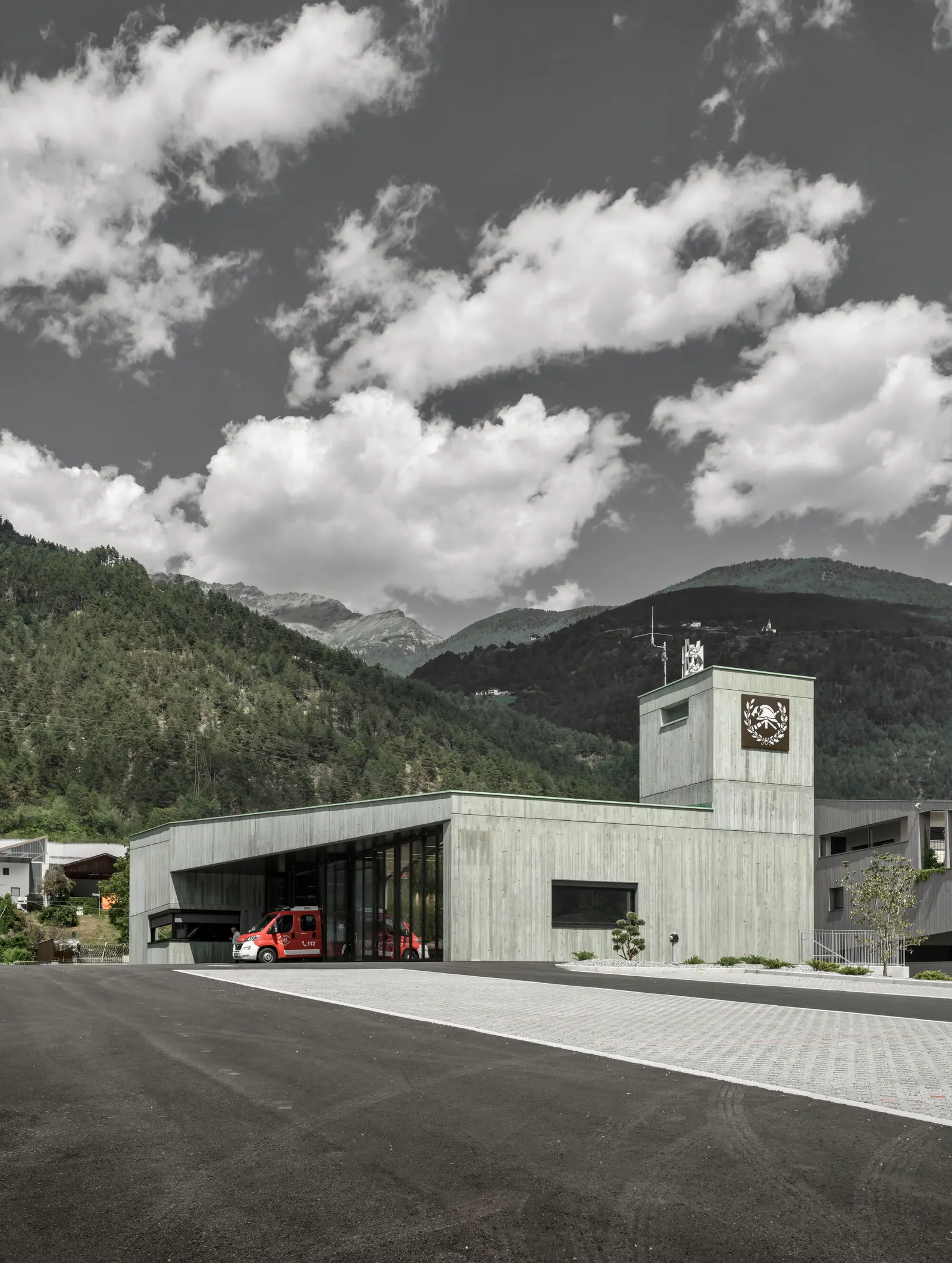 Центр гражданской защиты в Орисе / Roland Baldi Architects