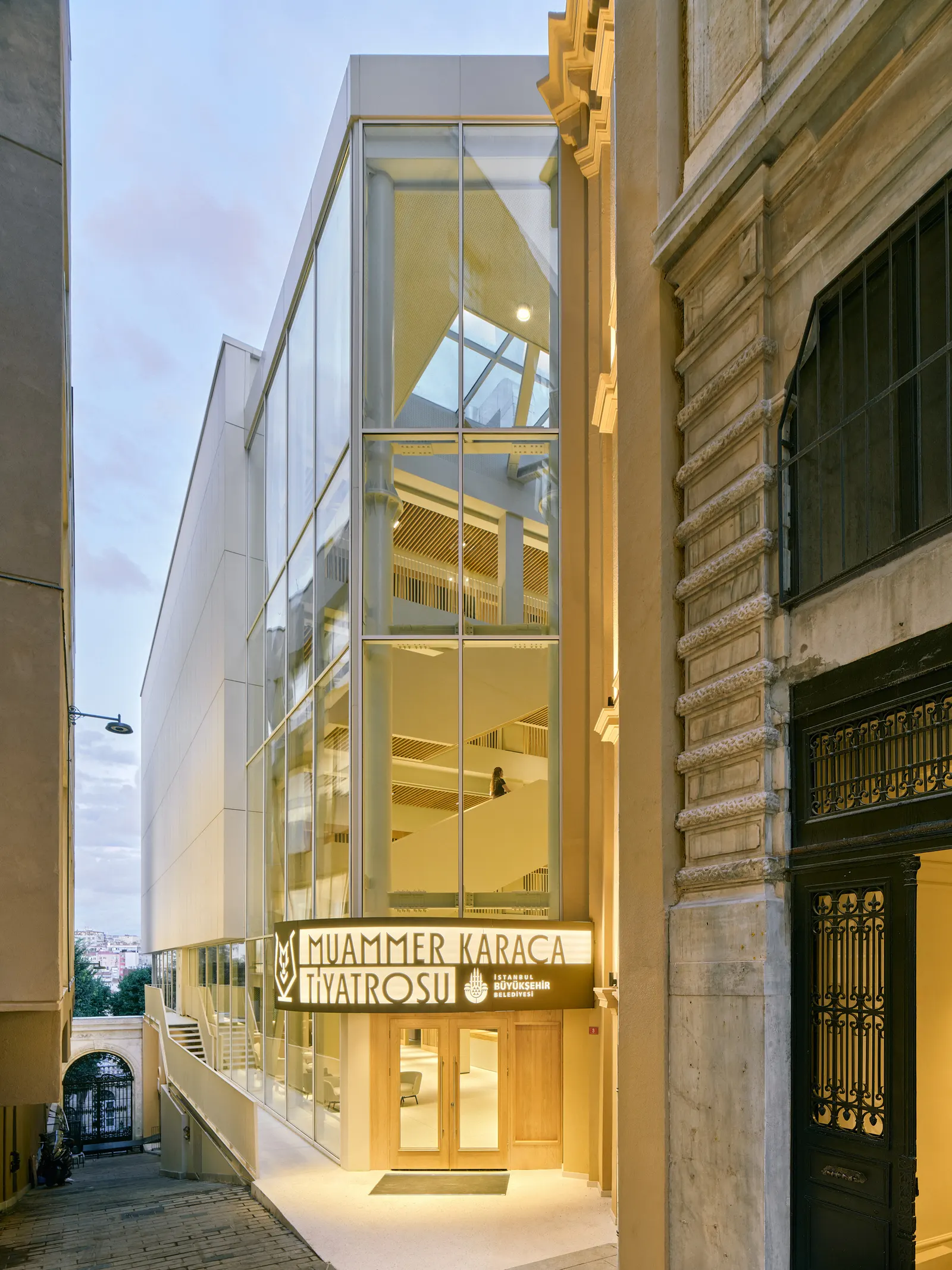 Реконструкция театра Muammer Karaca / Novos Studio