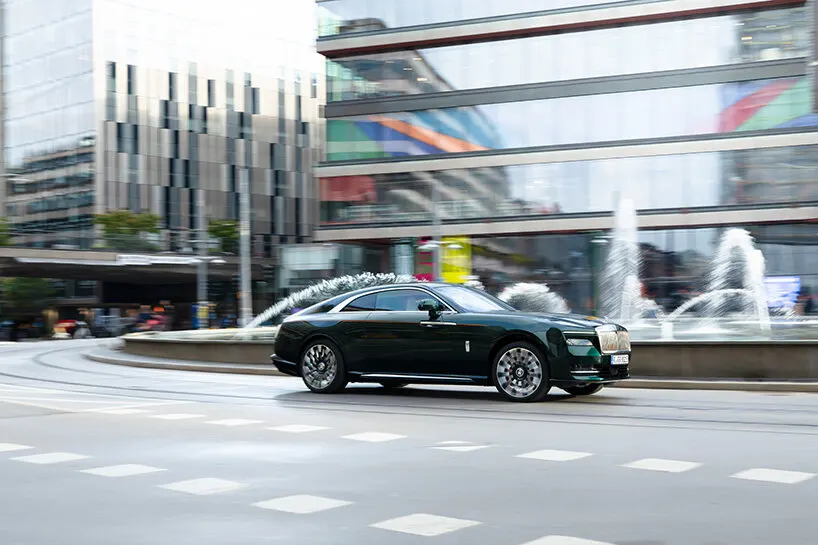 Rolls-Royce Spectre Series II в Стокгольме: больше хода, скорости и ручной отделки