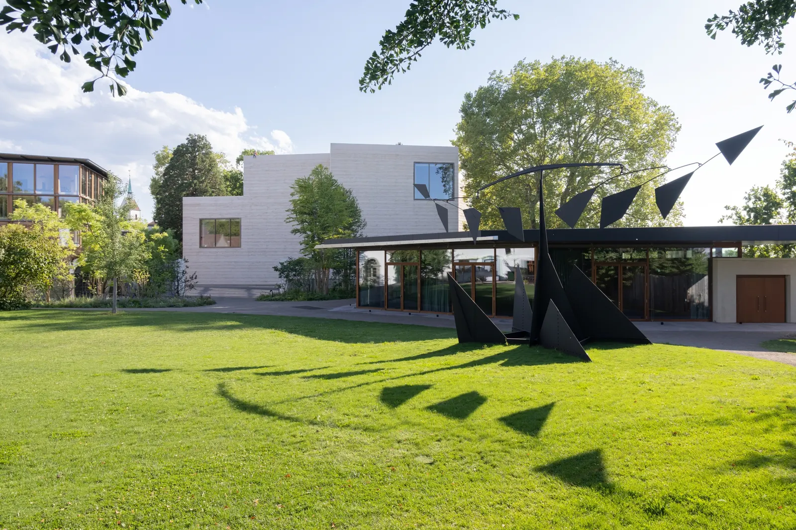 Расширение Fondation Beyeler и реставрация первой Carnegie Library в Бруклине: обзор недели