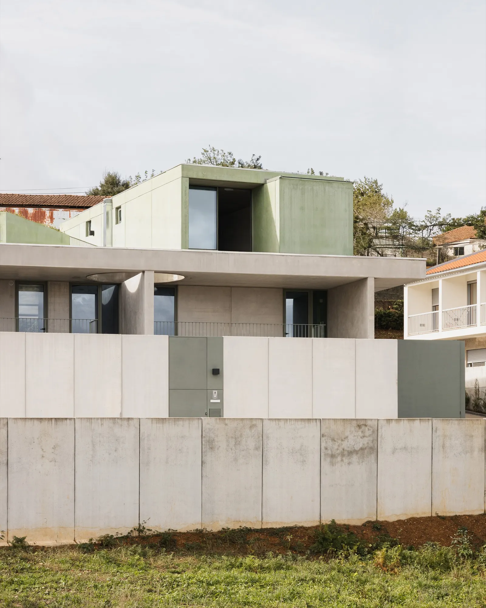 G – 5 Houses / SUMMARY: сборные дома из железобетона в Ароке