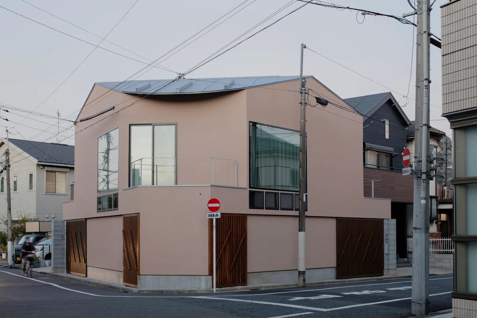 House Around the Corner in Kugahara: дом на угловом участке в Ота