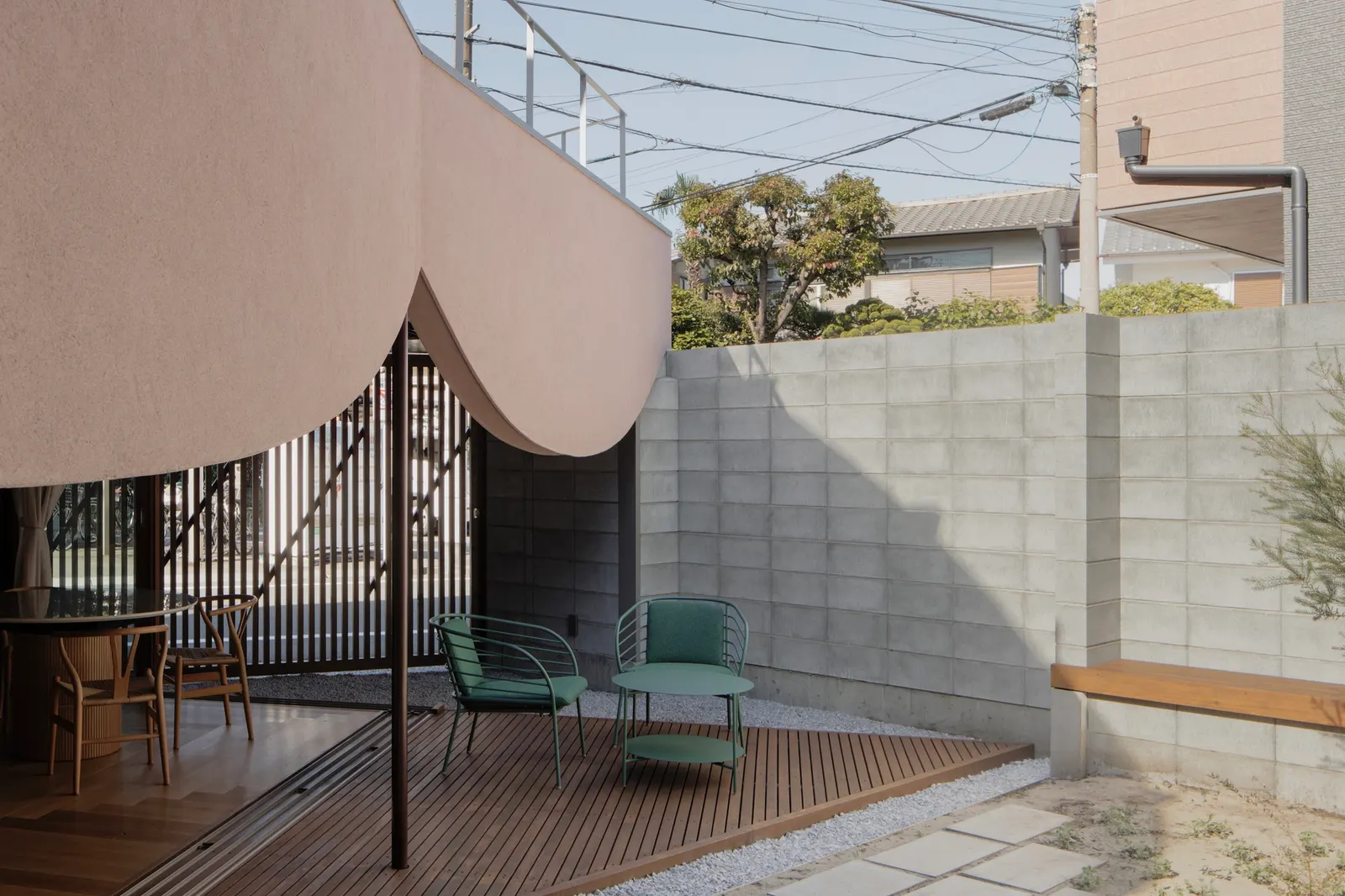 House Around the Corner in Kugahara: дом на угловом участке в Ота