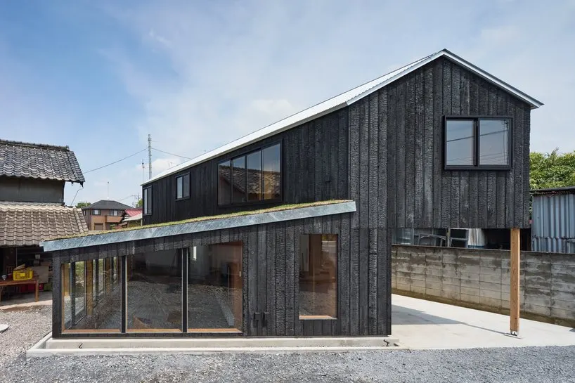 Дом в Мибу: деревянный семейный дом Tato Architects с зелёной кровлей
