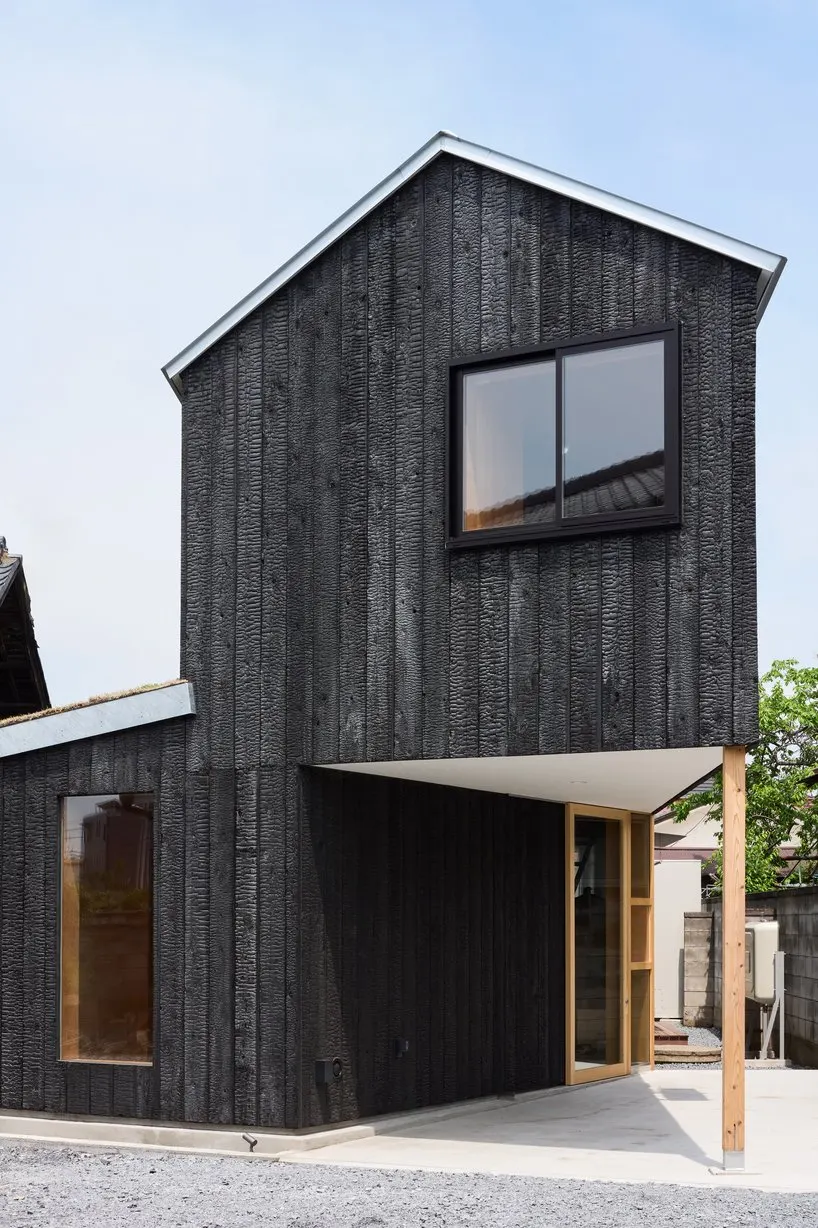 Дом в Мибу: деревянный семейный дом Tato Architects с зелёной кровлей