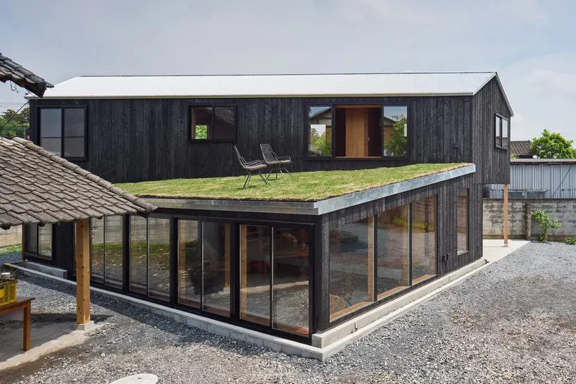 Дом в Мибу: деревянный семейный дом Tato Architects с зелёной кровлей