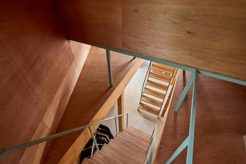 Дом в Мибу: деревянный семейный дом Tato Architects с зелёной кровлей