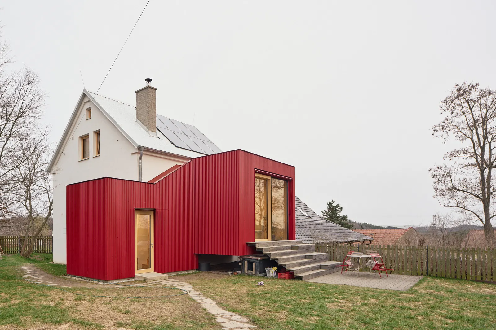 Дом с красной пристройкой / Facha architekti