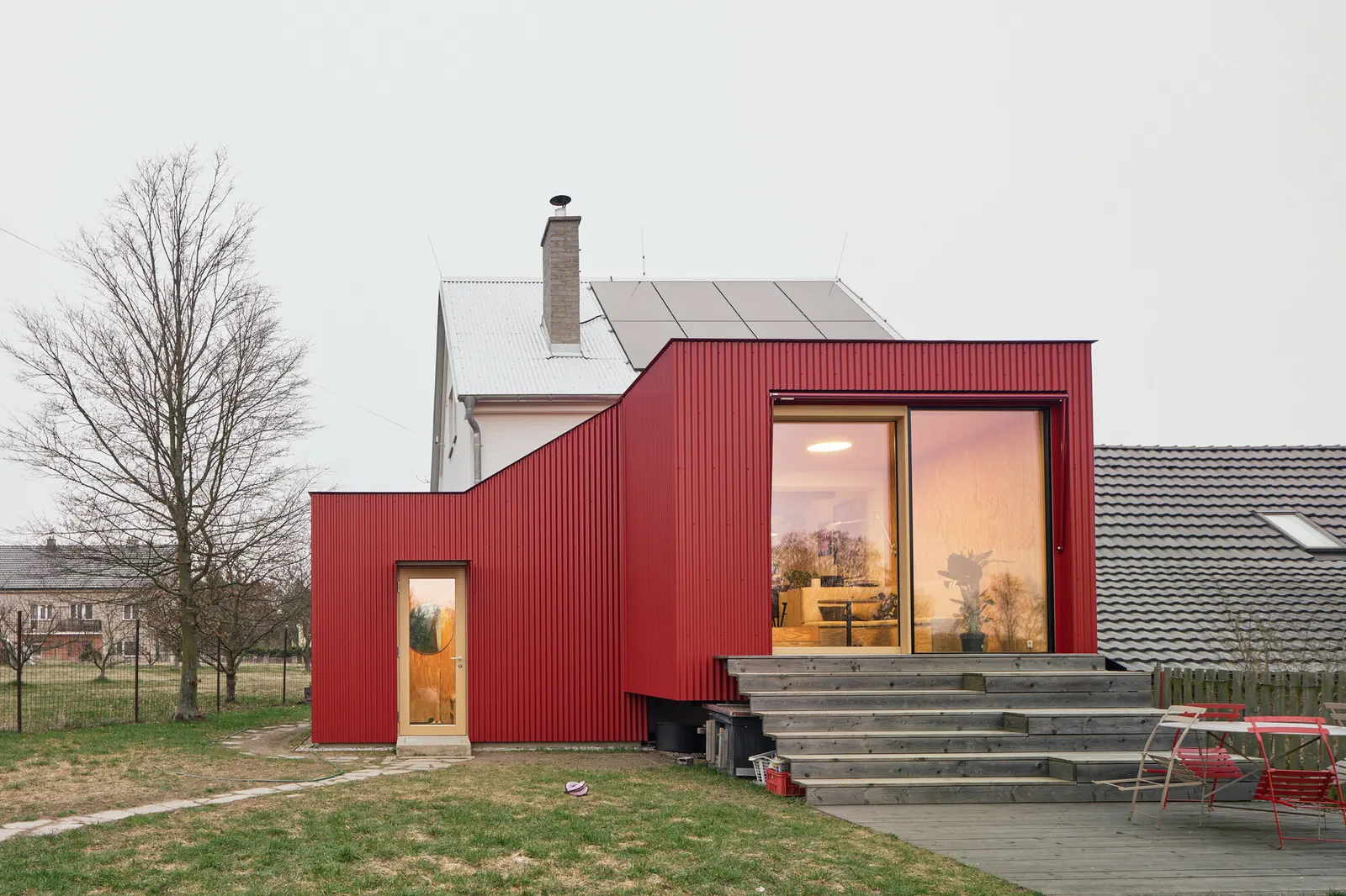 Дом с красной пристройкой / Facha architekti
