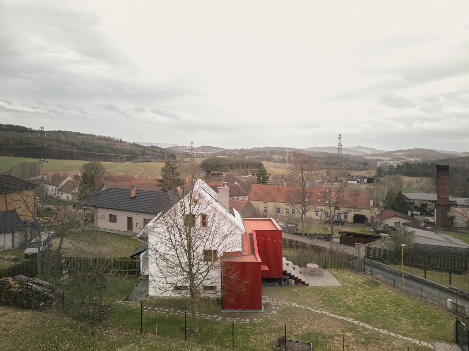Дом с красной пристройкой / Facha architekti