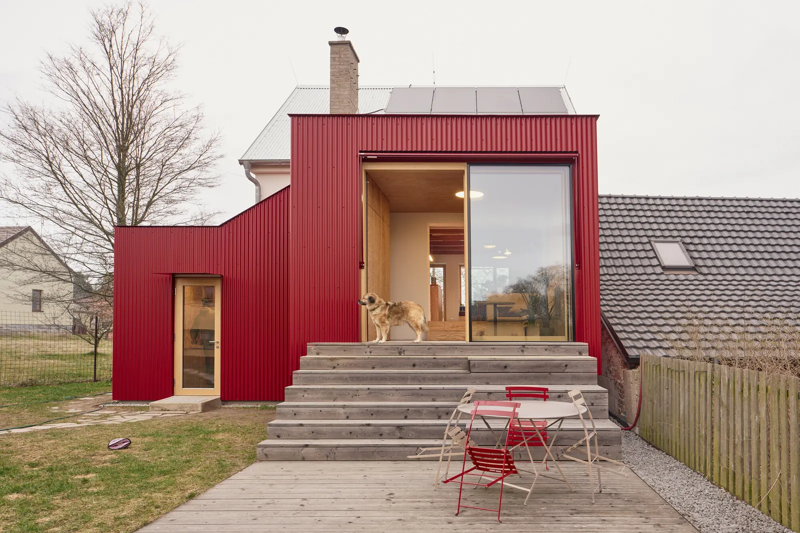 Дом с красной пристройкой / Facha architekti