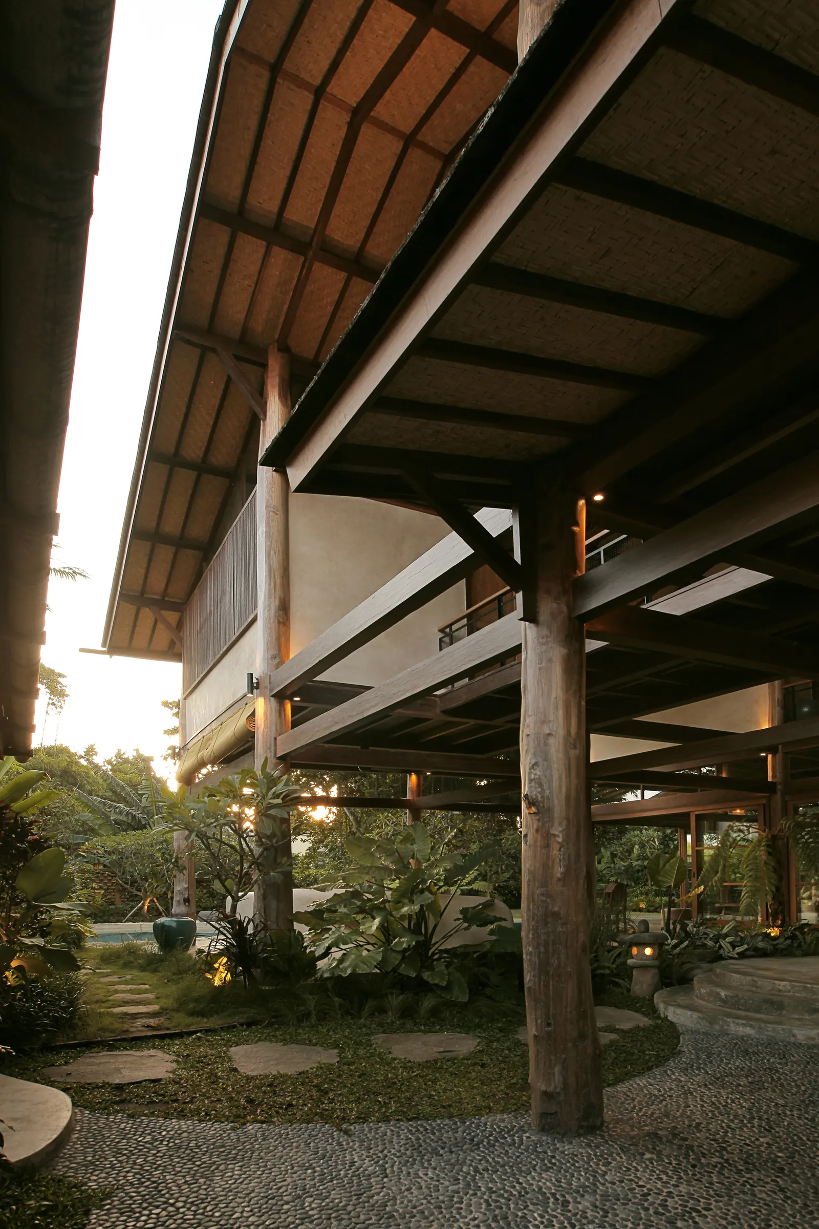 Legombang Treehouse / Cave Urban