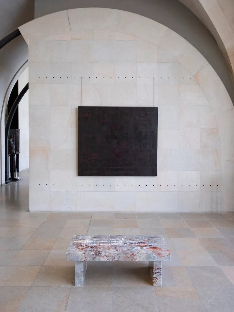 Дженни Холзер превращает Musée d’Orsay в пространство света, текста и камня