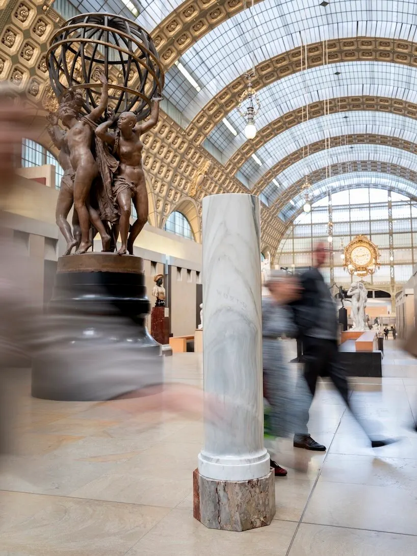 Дженни Холзер превращает Musée d’Orsay в пространство света, текста и камня
