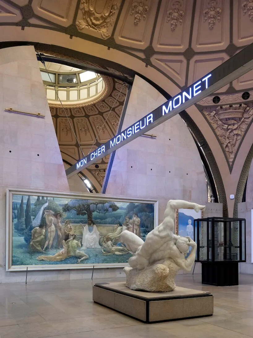 Дженни Холзер превращает Musée d’Orsay в пространство света, текста и камня