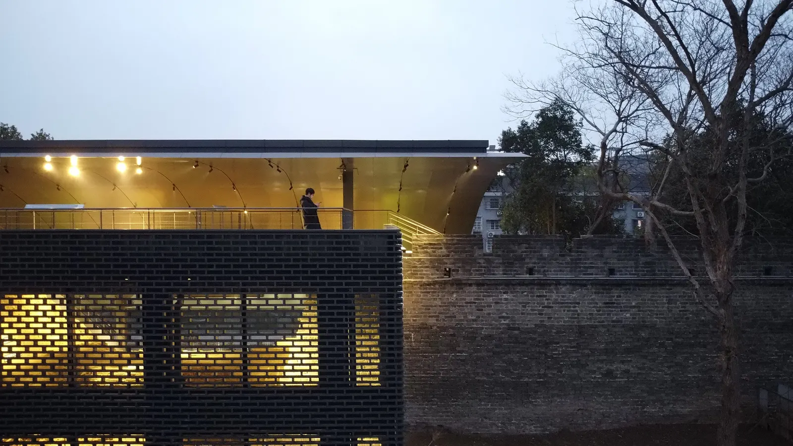 Jingzhou City Wall Archaeological Site Exhibition Pavilion / Qing Studio