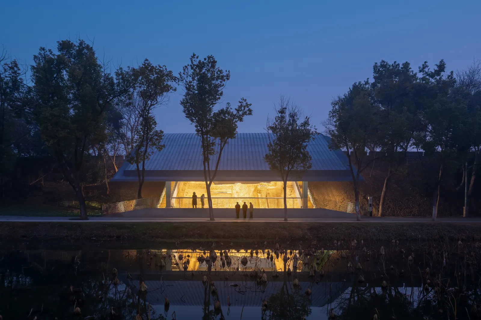 Jingzhou City Wall Archaeological Site Exhibition Pavilion / Qing Studio