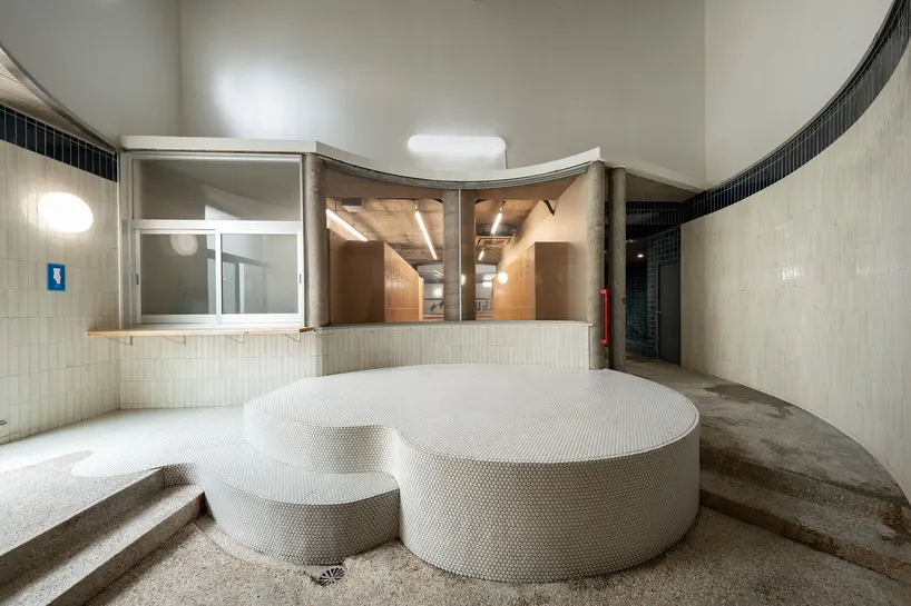 MABI ARCHITECTS обновили баню 1983 года в Японии, сохранив плитку и плавные интерьеры