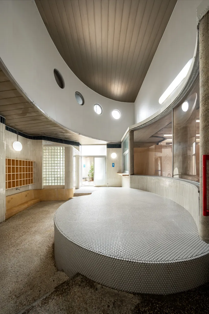 MABI ARCHITECTS обновили баню 1983 года в Японии, сохранив плитку и плавные интерьеры