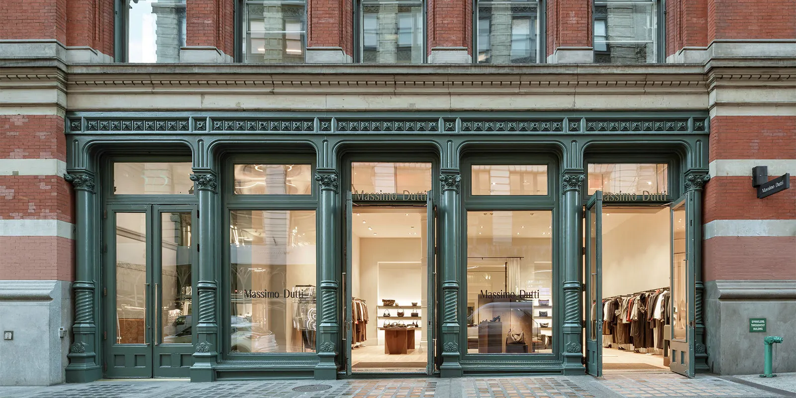 Massimo Dutti открывает флагман в SoHo и показывает редкие портреты Patti Smith от Steven Sebring