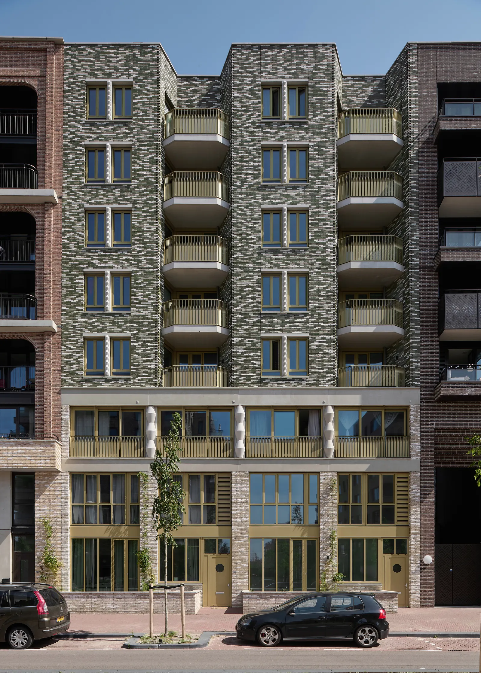 Singelblok / BureauVanEig + INBO — жилой блок с 401 квартирой в Amsterdam-Noord