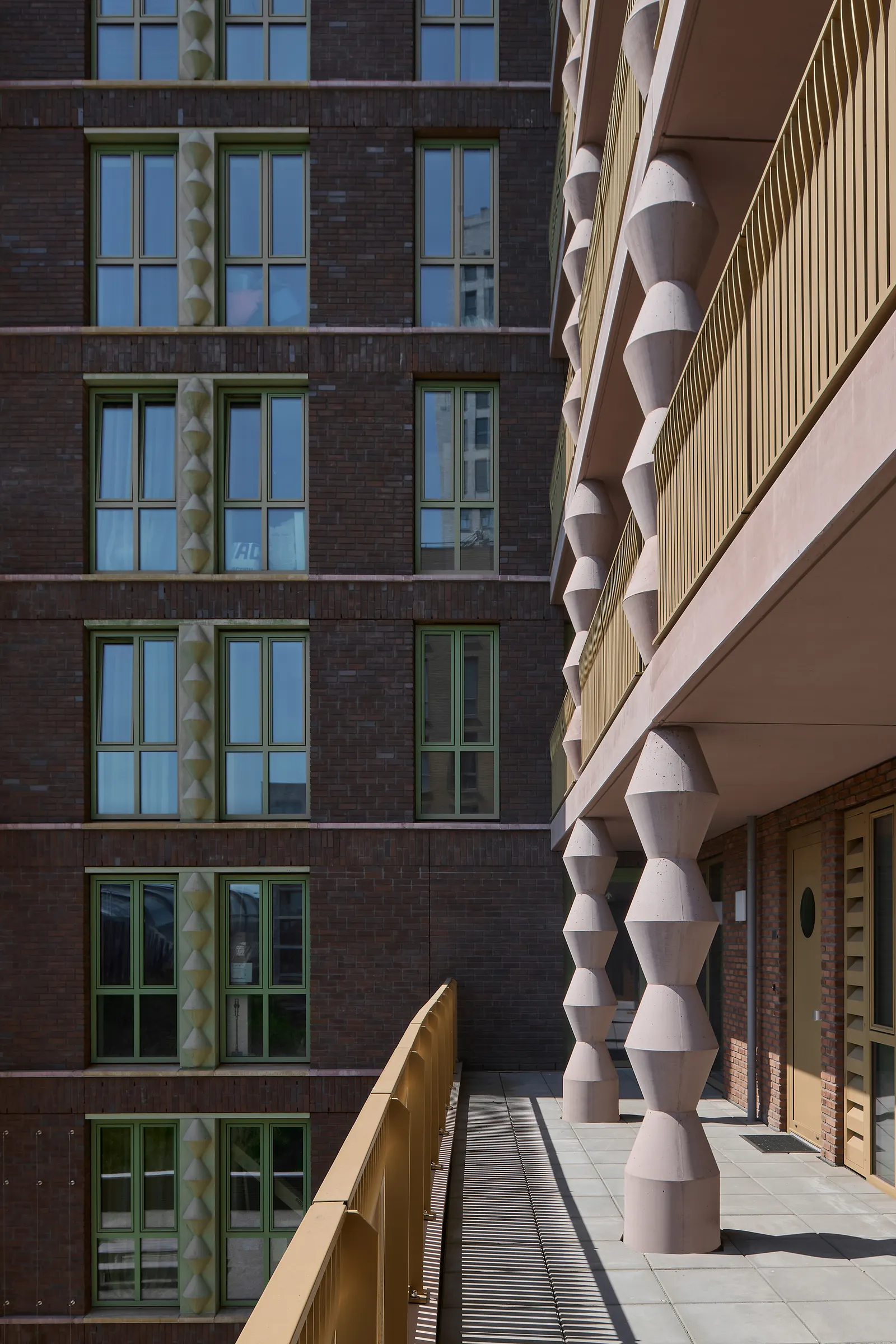 Singelblok / BureauVanEig + INBO — жилой блок с 401 квартирой в Amsterdam-Noord