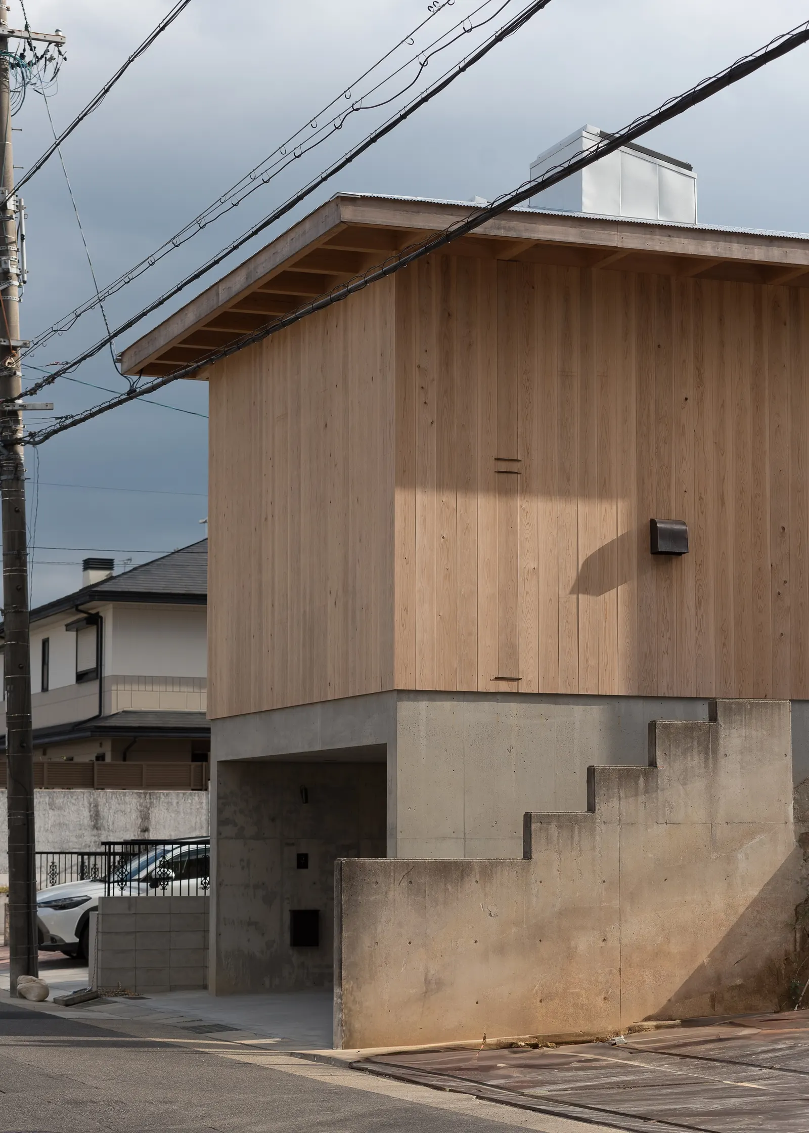Дом Mikagecho House в Нагое: компактный объем и планировка как главный прием Tomoaki Uno Architects