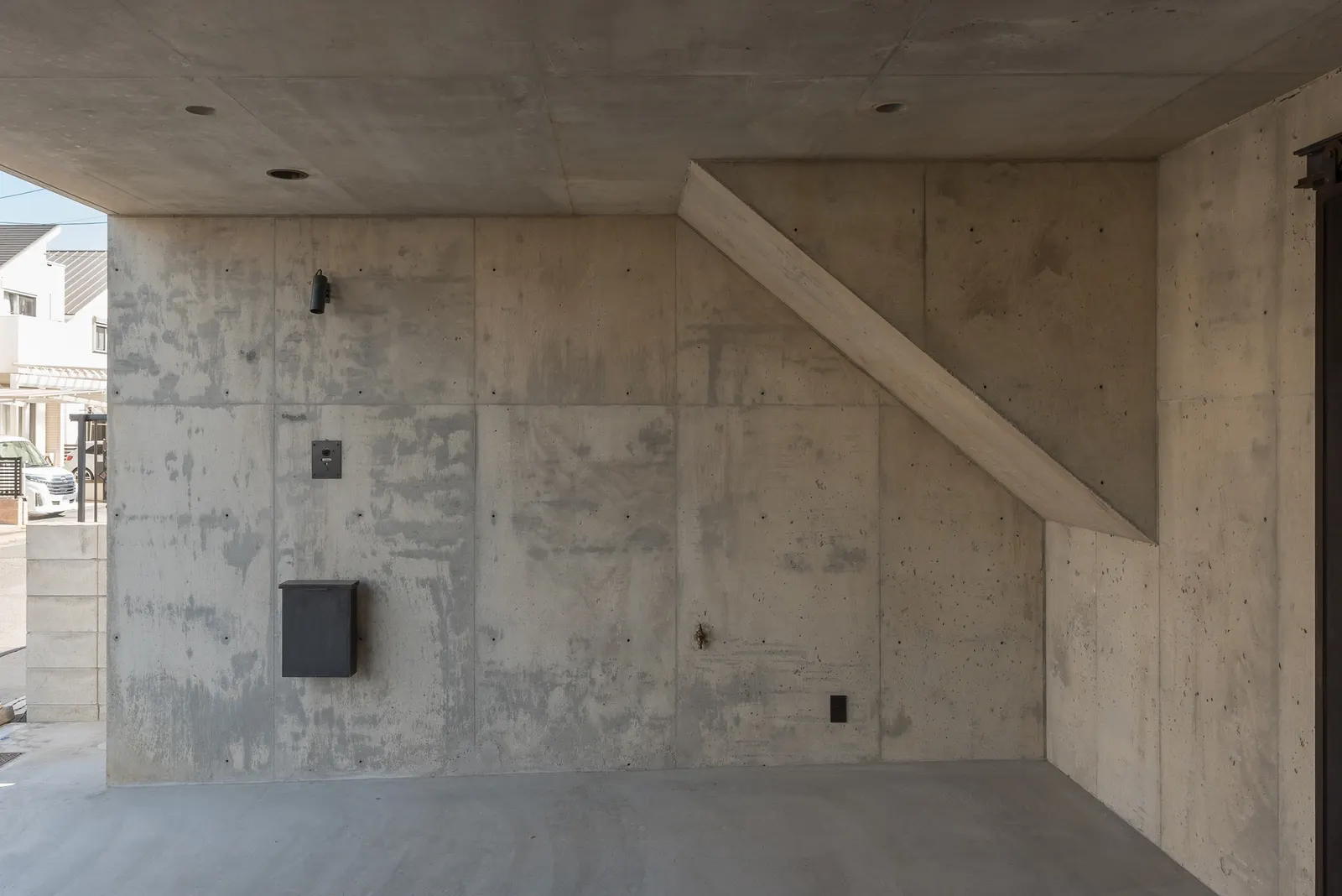 Дом Mikagecho House в Нагое: компактный объем и планировка как главный прием Tomoaki Uno Architects