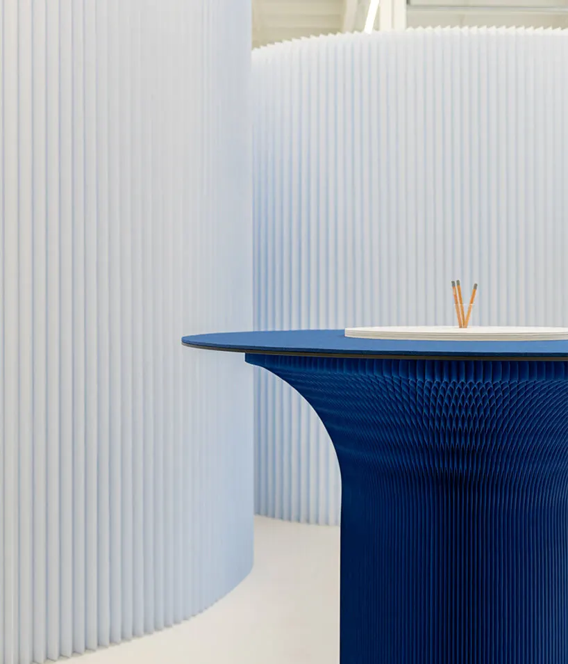 molo представила sloped softwall в синих оттенках glacier и deep blue