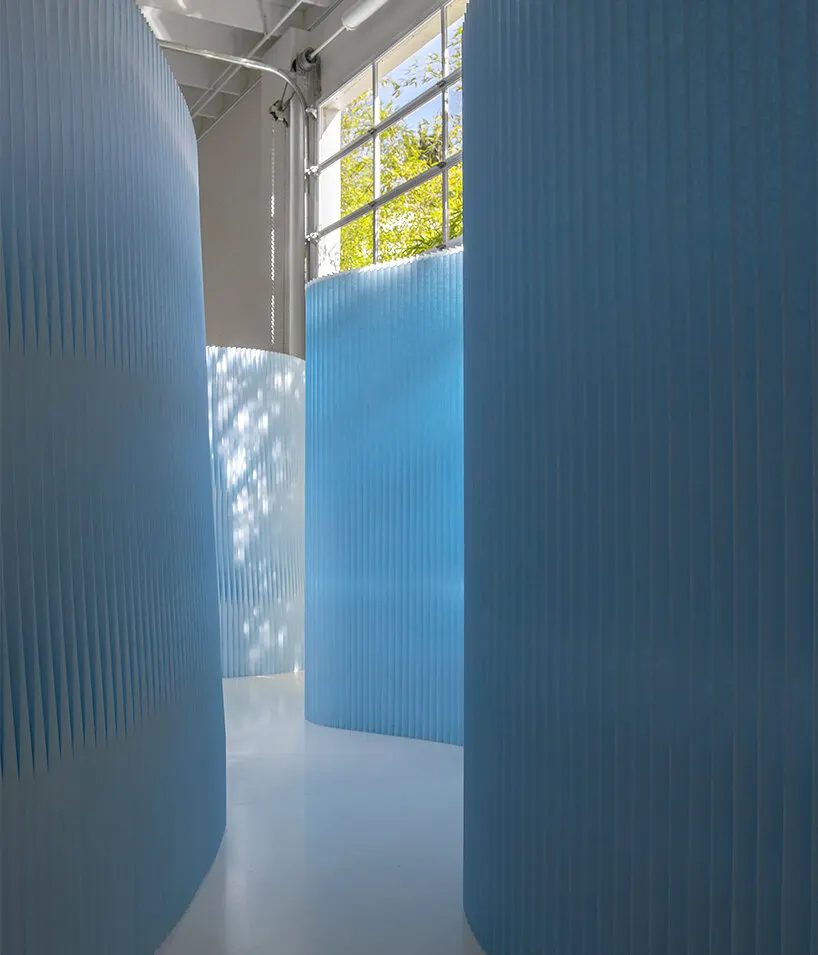 molo представила sloped softwall в синих оттенках glacier и deep blue