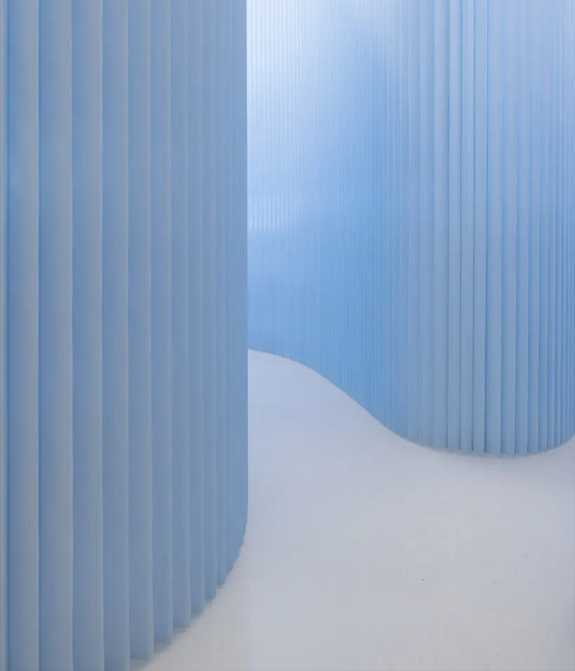 molo представила sloped softwall в синих оттенках glacier и deep blue