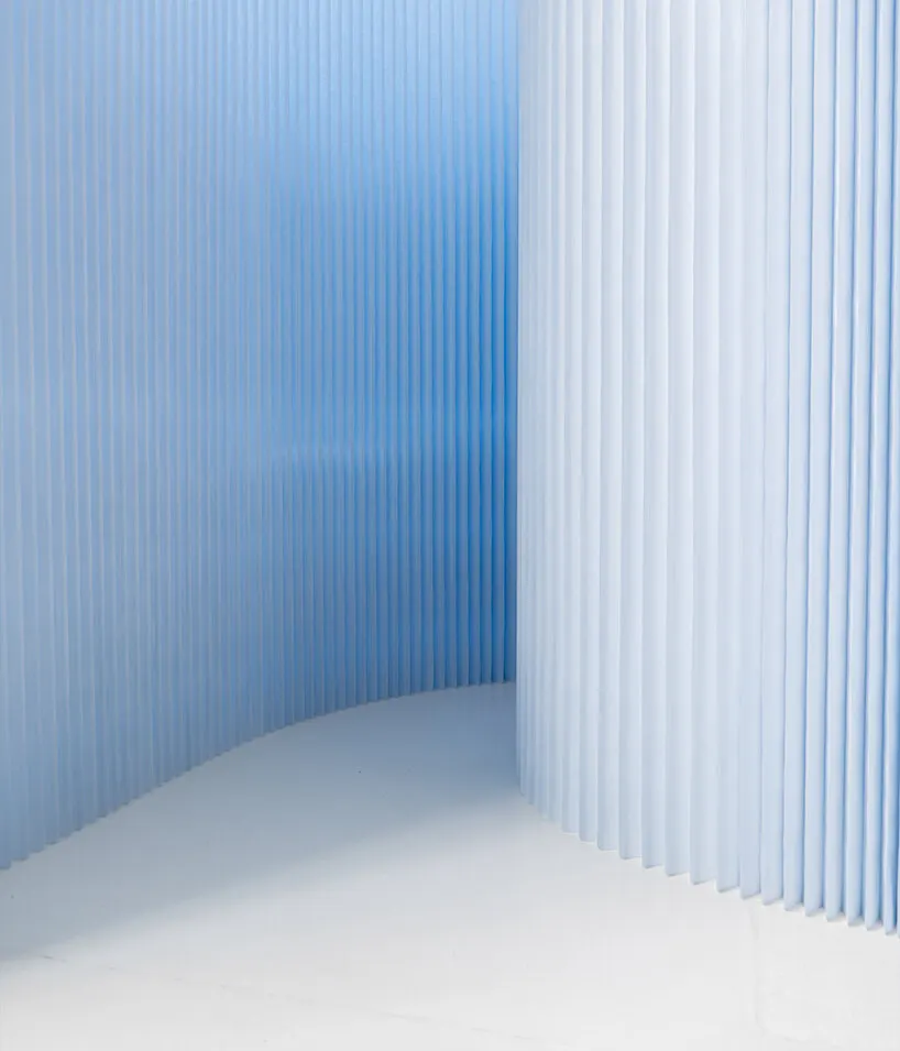 molo представила sloped softwall в синих оттенках glacier и deep blue