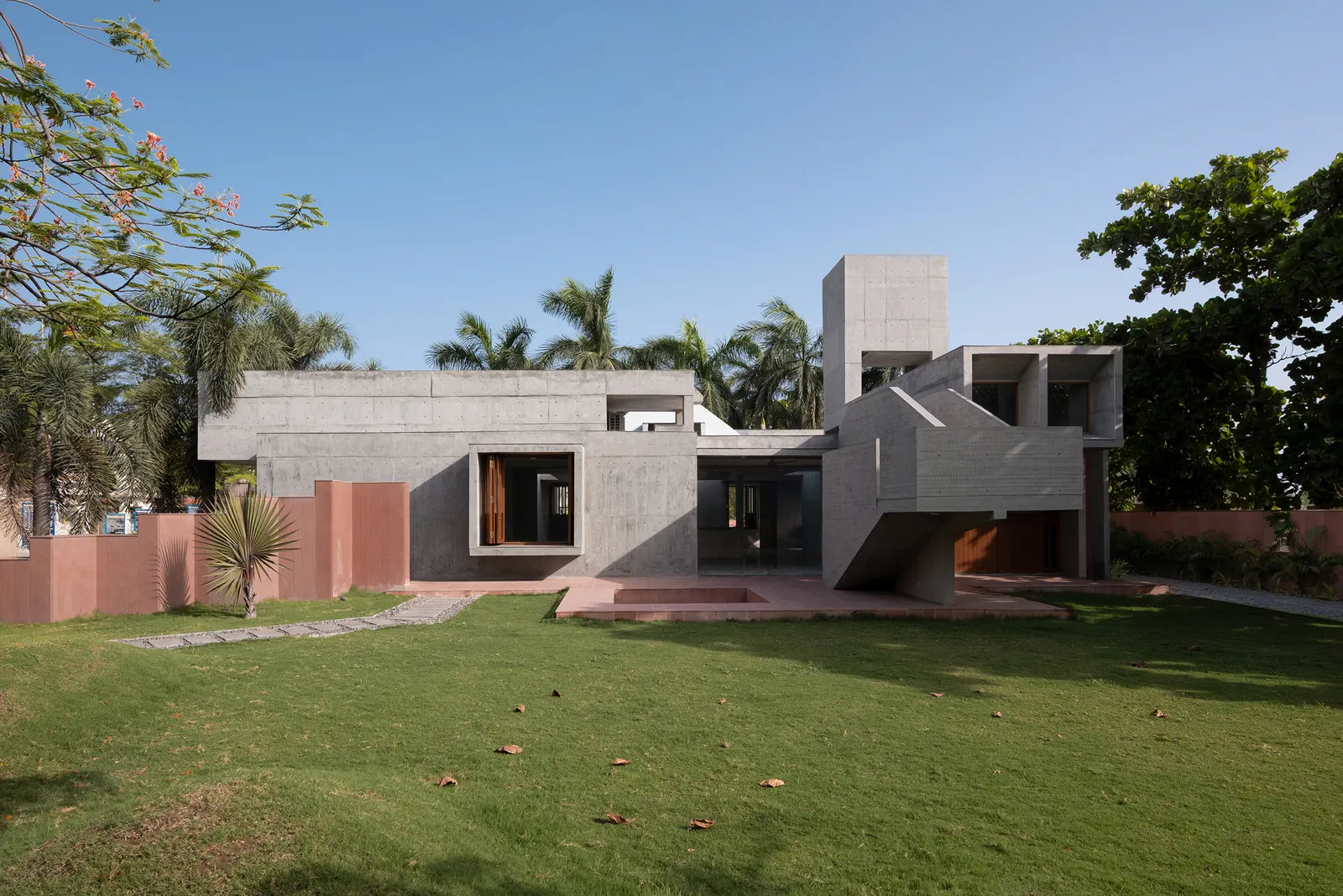 Monastic Field House / ROOMOOR