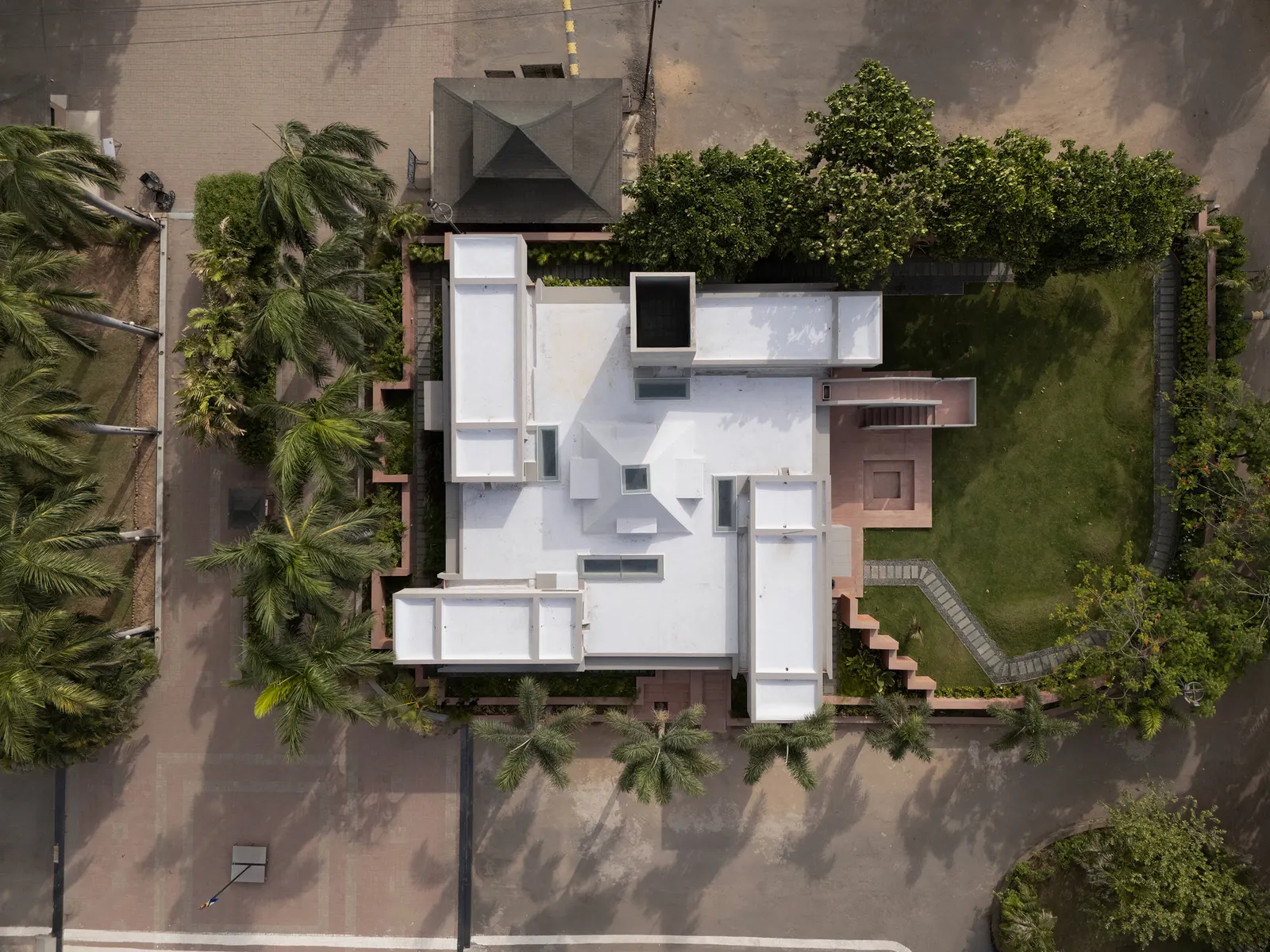 Monastic Field House / ROOMOOR