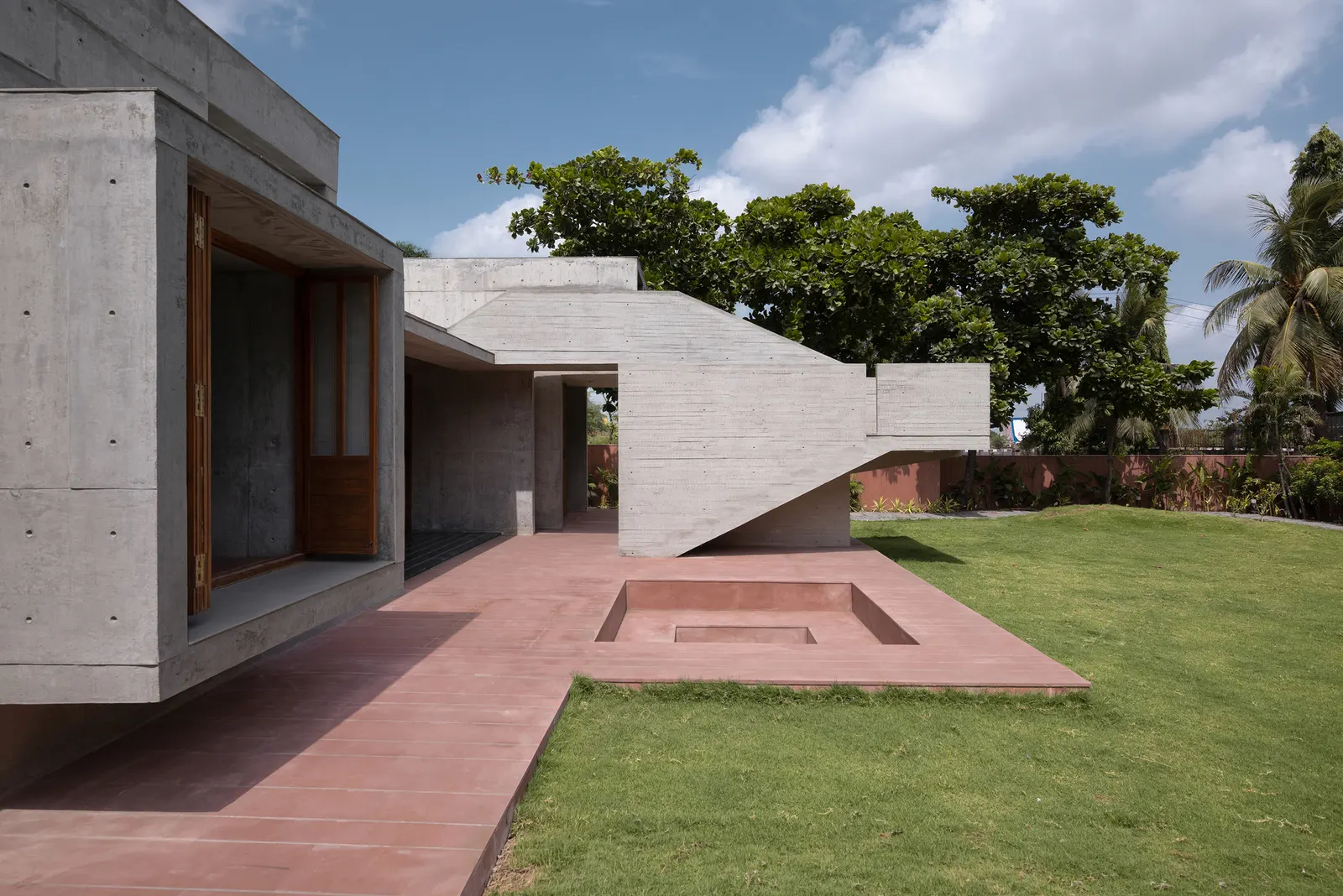Monastic Field House / ROOMOOR