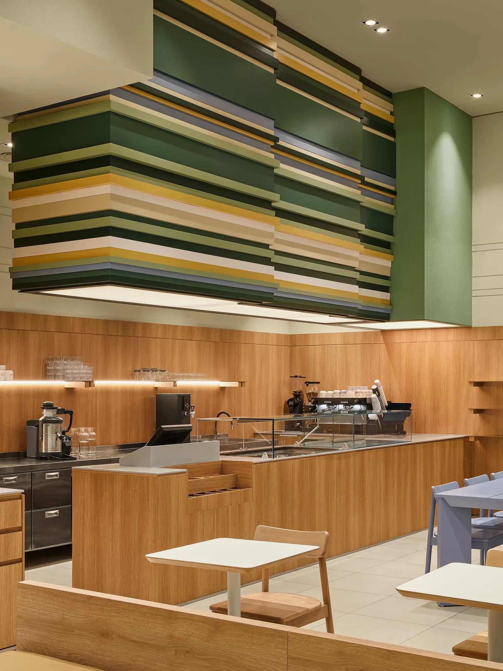 SIP Coffee and Bakery / movs studio: интерьер кафе и пекарни в торговом центре Алматы