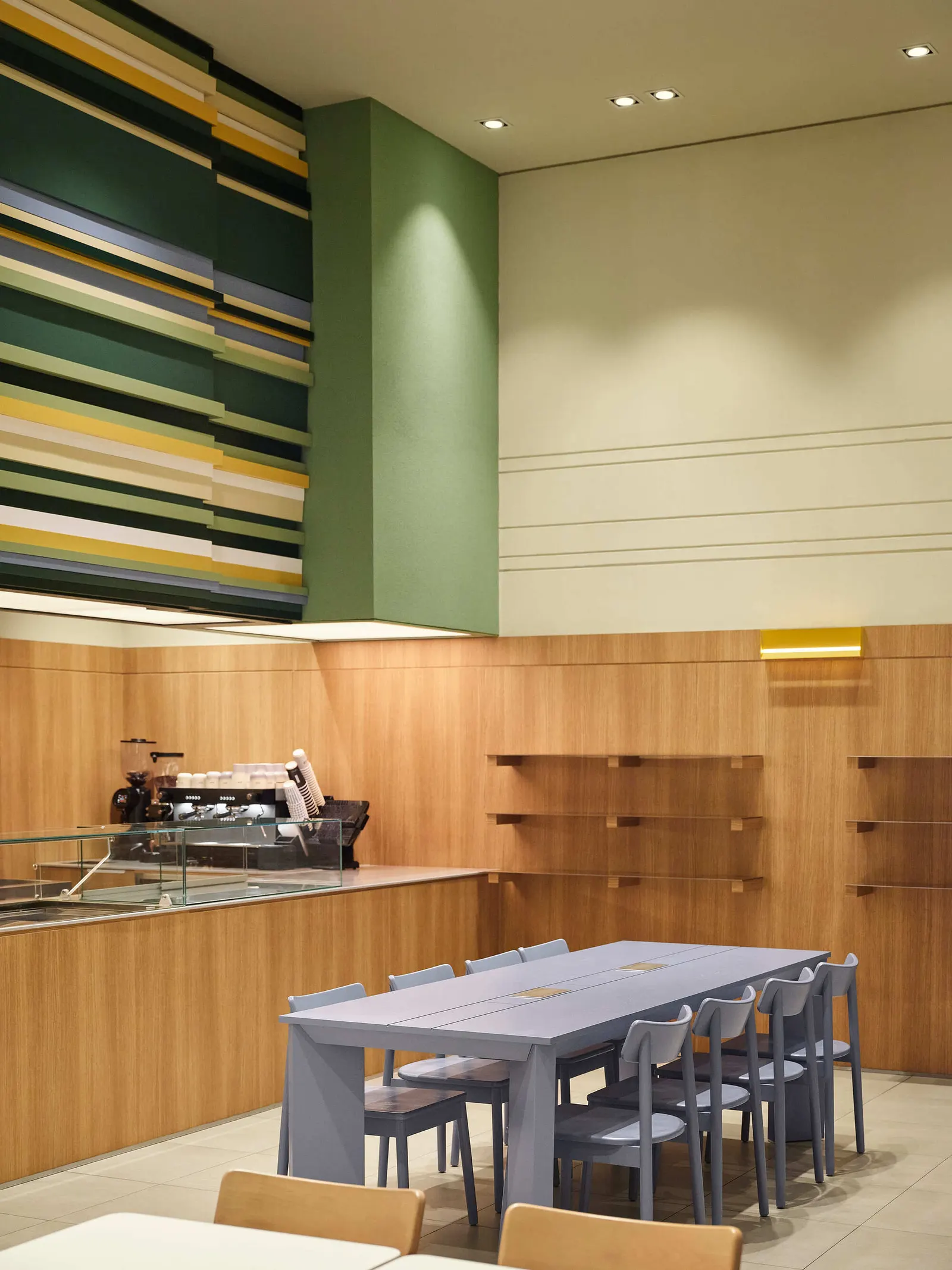 SIP Coffee and Bakery / movs studio: интерьер кафе и пекарни в торговом центре Алматы