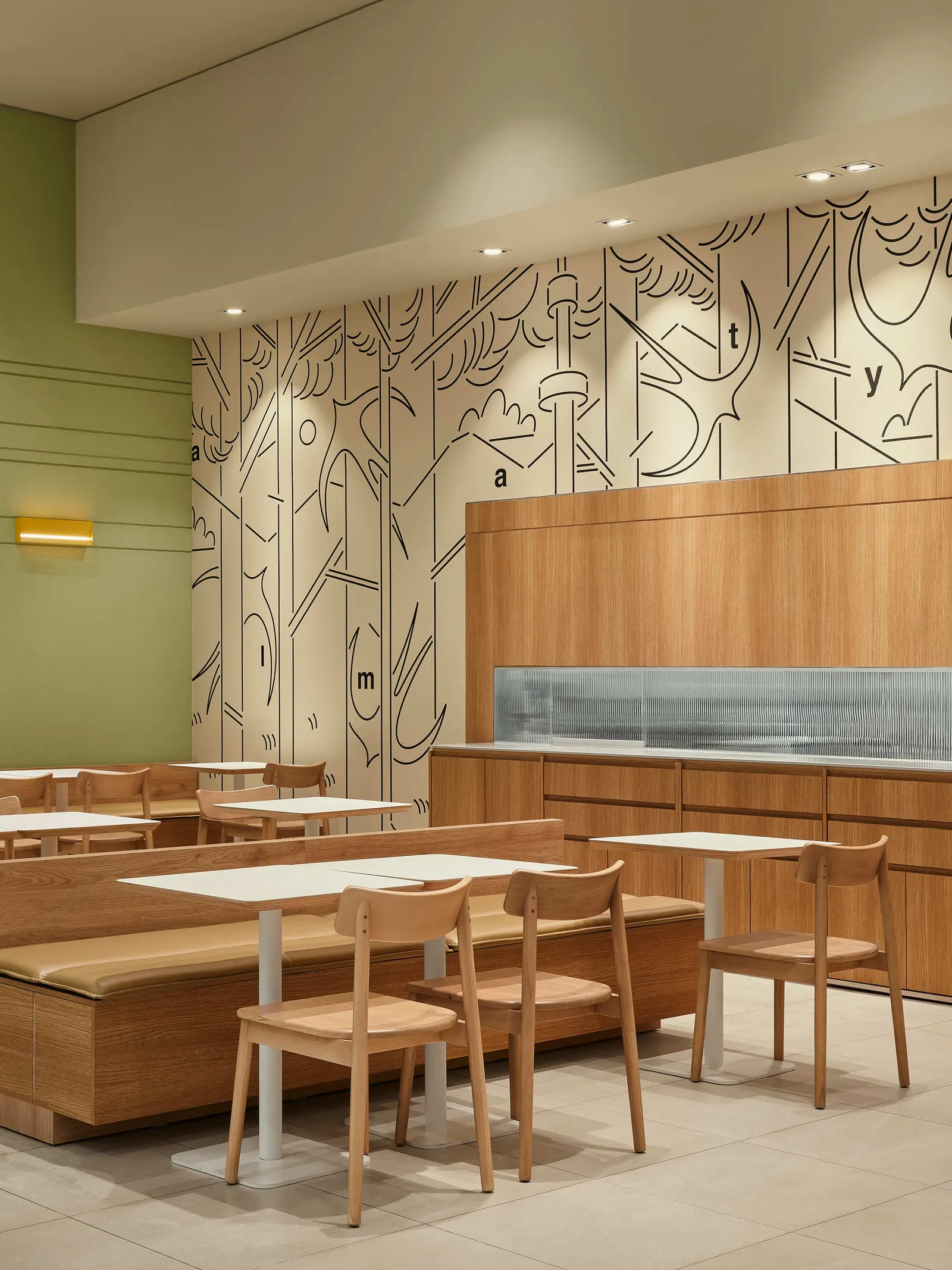 SIP Coffee and Bakery / movs studio: интерьер кафе и пекарни в торговом центре Алматы
