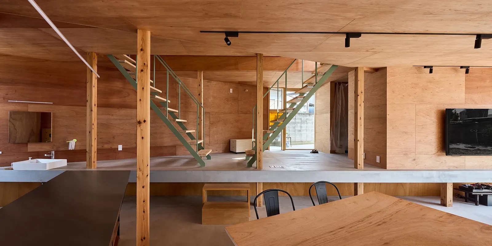 Дом в Мибу: деревянный семейный дом Tato Architects с зелёной кровлей